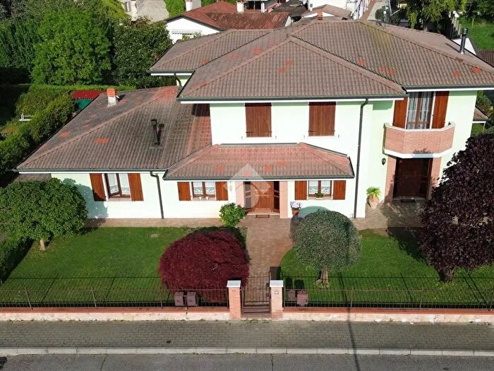 Casa con 7 locali in vendita in Via Unione Europea, Marmirolo