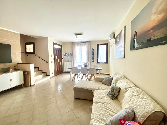 Casa quadrilocale in vendita in Borgo Virgilio