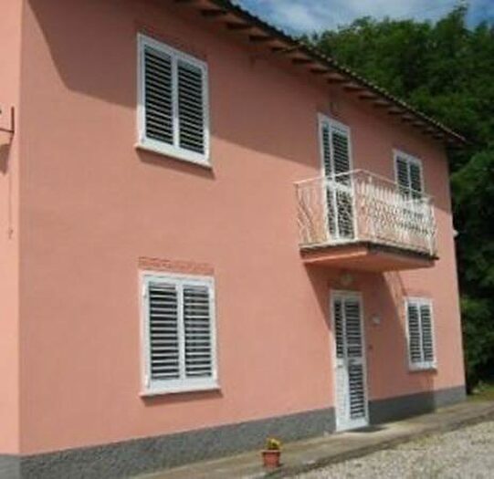 Casa con 6 locali in vendita in Gallicano