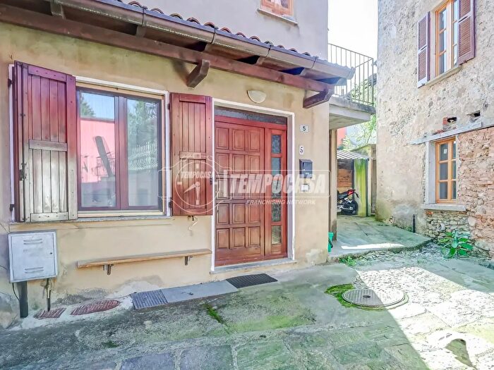 Casa bilocale in affitto in Via Luigi Renato Provini, Cremenaga