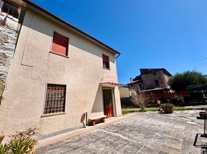 Casa con 6 locali in vendita in Via Frasso, Seravezza