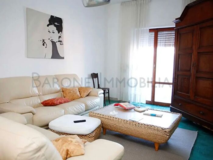 Appartamento con 5 locali in vendita in Via Fiorillo, Carrara