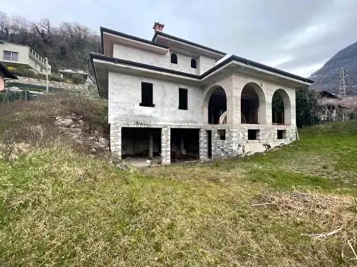 Casa quadrilocale in vendita in Via Guasto, Gravedona ed Uniti