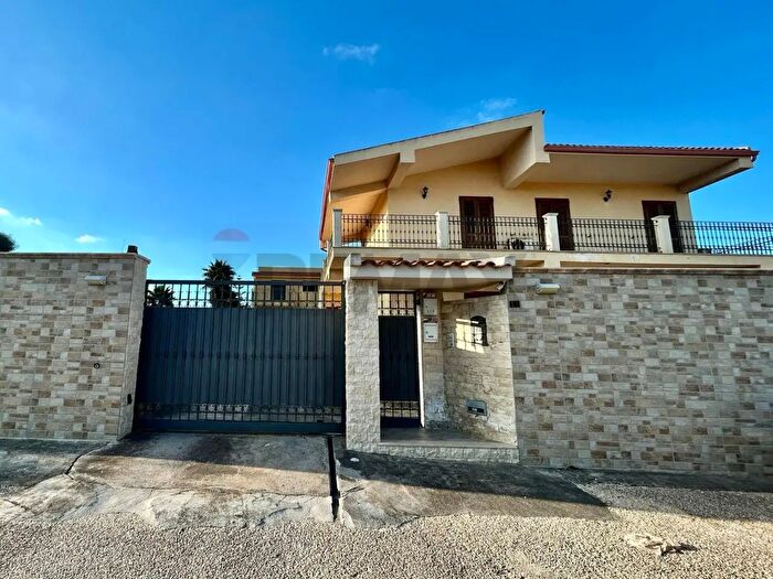 Appartamento quadrilocale in affitto in Via Lago di Varese, Siracusa