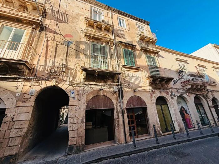 Appartamento con 8 locali in vendita in Via della Maestranza, Siracusa