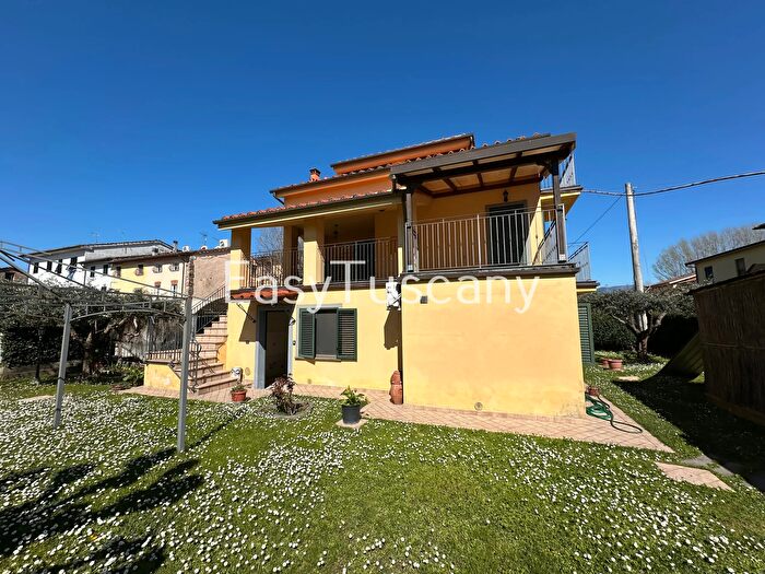 Casa con 8 locali in vendita in Via Giovanni Diodati, Lucca