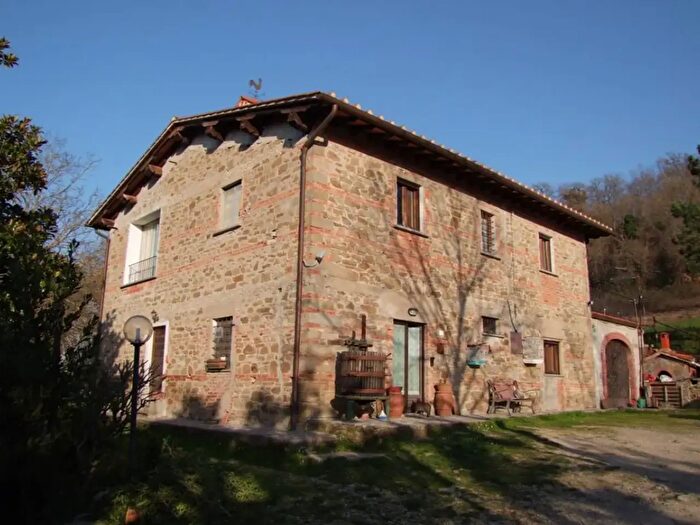 Casa con 7 locali in vendita in Rufina