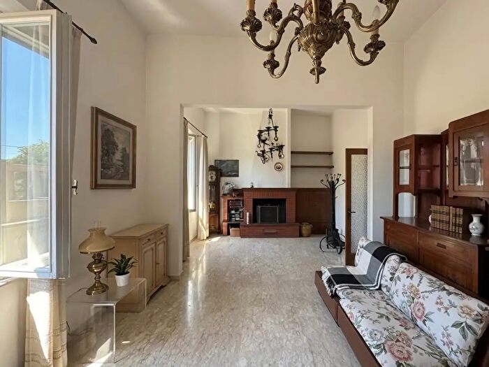 Casa con 9 locali in vendita in Pontedera