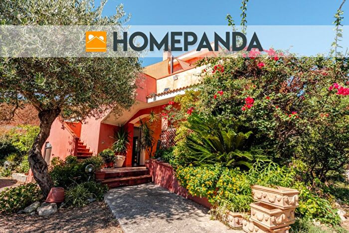 Appartamento con 11 locali in vendita in Via Olia Speciosa, Castiadas