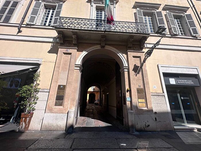 Appartamento quadrilocale in affitto in Strada Luigi Carlo Farini, Centro Storico, Parma