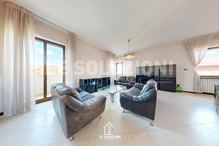 Appartamento con 8 locali in vendita in Via Papa Pio XII, Castellana Grotte