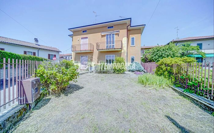 Casa con 6 locali in vendita in Via Cairoli, Mornago