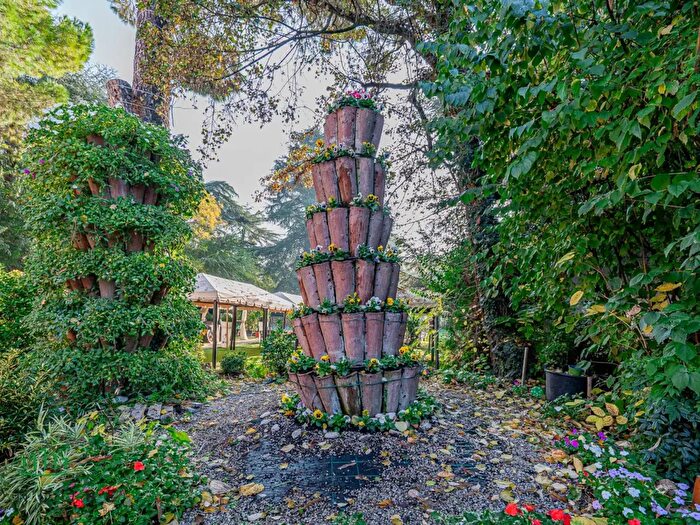 Casa con 9 locali in vendita in Via San Donato, Bologna