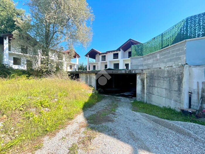 Casa con 5 locali in vendita in Via a Valazza, Boca