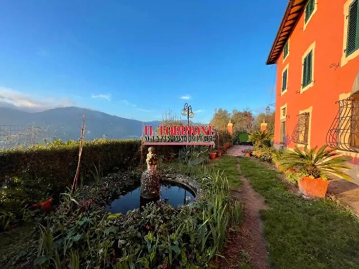 Casa con 6 locali in vendita in Via dei Colli per Uzzano, Pescia