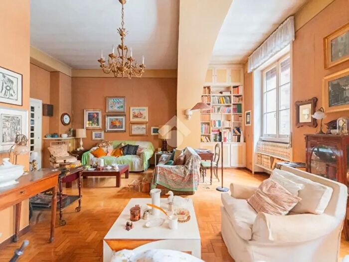 Appartamento con 5 locali in vendita in Via Valdinievole, Roma