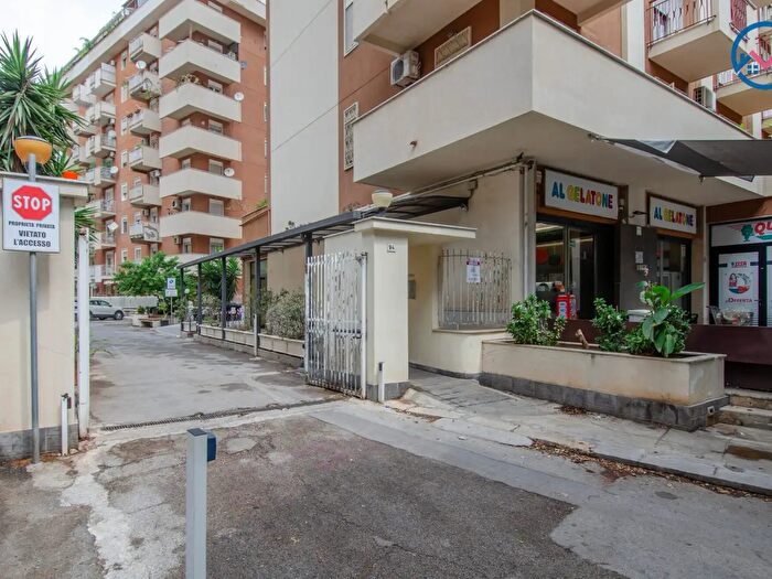 Appartamento con 6 locali in vendita in Autonomia Siciliana, Palermo