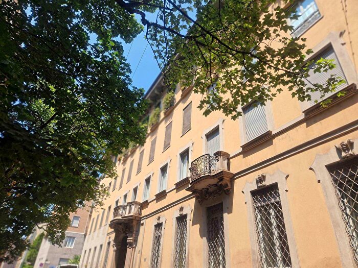 Appartamento con 10 locali in vendita in Via SantEufemia, Milano