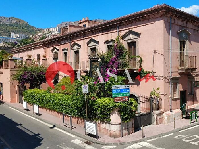 Casa con 12 locali in vendita in Corso Vittorio Emanuele, Letojanni
