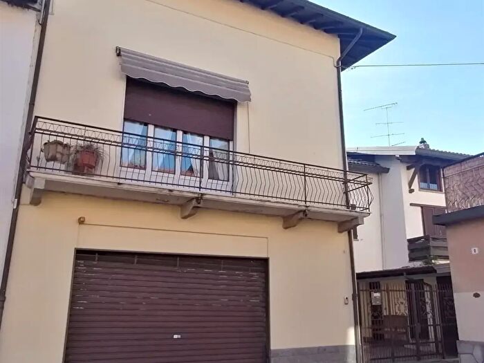 Casa con 8 locali in vendita in Piazza Patrioti, Taino