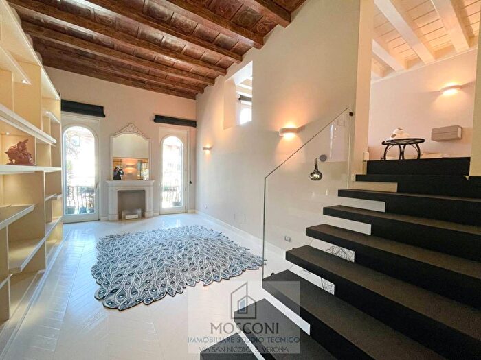 Appartamento trilocale in affitto in Piazza delle Erbe, Centro Storico, Verona