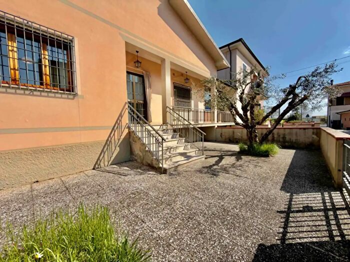 Casa con 5 locali in vendita in Pistoia