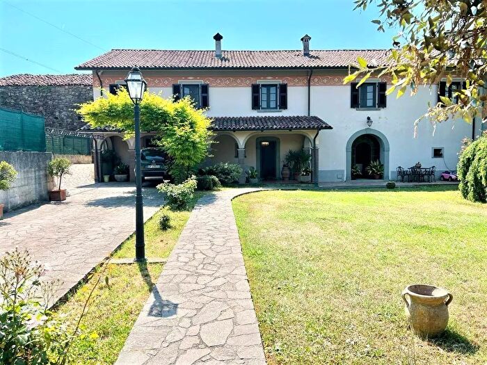 Casa con 12 locali in vendita in Dante Alighieri, Aulla
