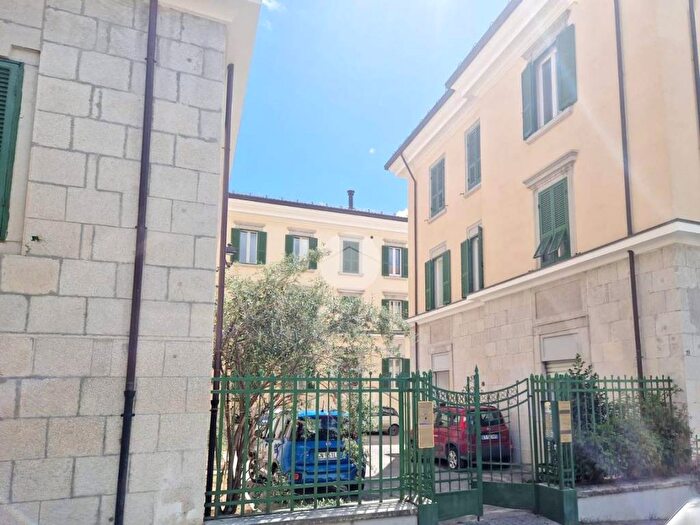 Appartamento trilocale in affitto in APPARTAMENTO viale francesco crispi, Villa Comunale, LAquila