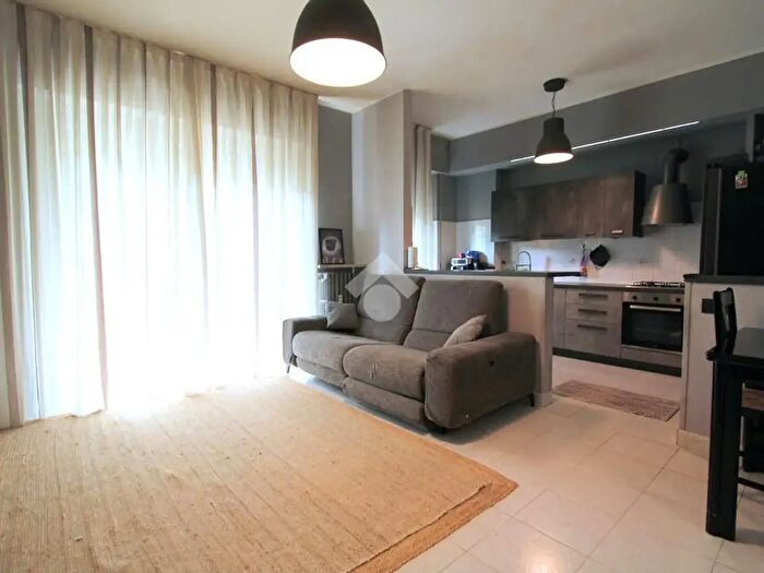 Appartamento trilocale in vendita in Via Alessandro Manzoni, Bareggio