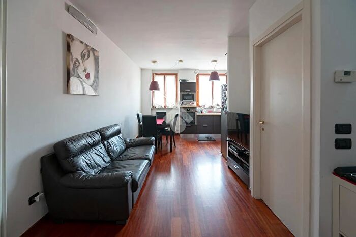 Appartamento trilocale in vendita in Via Palanzone, Milano