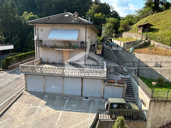 Appartamento trilocale in vendita in Magnavacche, Val Brembilla