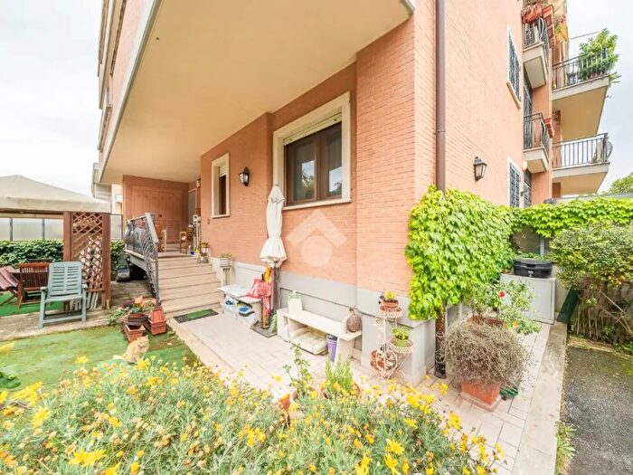 Appartamento trilocale in vendita in Via Vittorio Marimpietri, Roma