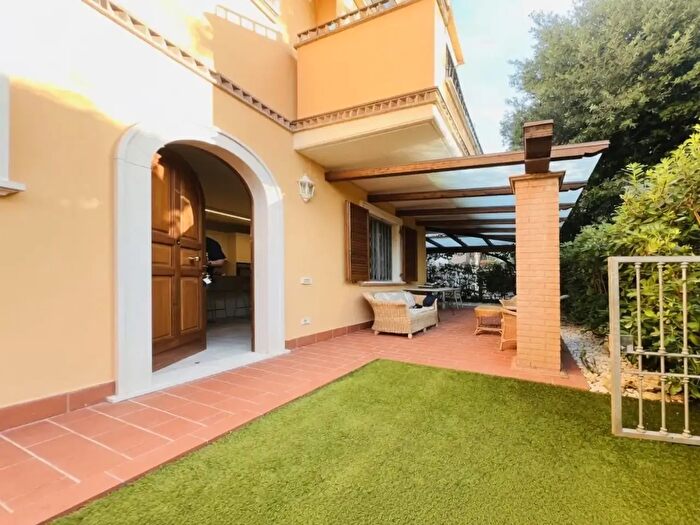 Casa con 6 locali in vendita in Massa