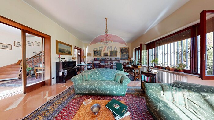 Casa con 18 locali in vendita in Perugia