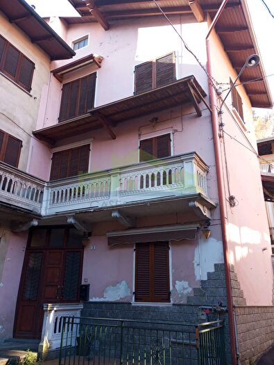 Casa con 6 locali in vendita in Via Castello, Serravalle Sesia