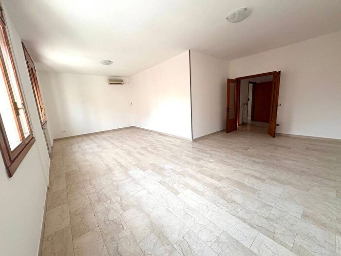 Appartamento con 5 locali in affitto in Corso Italia, Mirabello, Terre del Reno