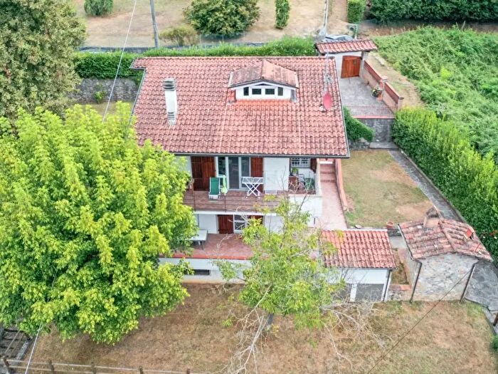 Casa con 8 locali in vendita in Via Misciano, Camaiore