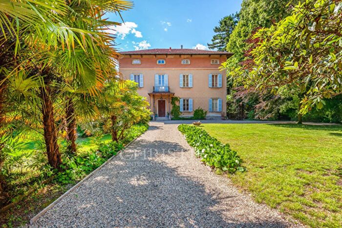 Casa con 18 locali in vendita in Via IV Novembre, Germignaga