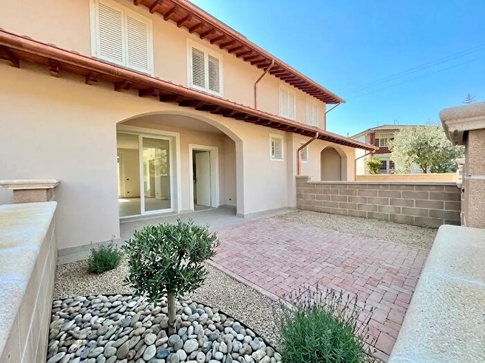 Casa con 7 locali in vendita in Via Sarzanese Valdera h, Buti