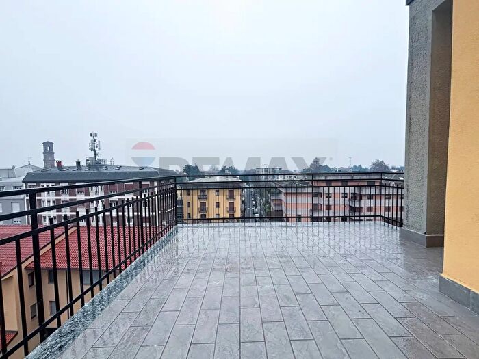 Appartamento trilocale in affitto in Via De Amicis, Parabiago