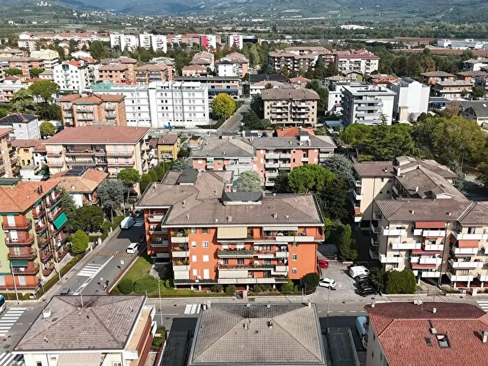 Appartamento quadrilocale in vendita in Via Dolomiti, Verona