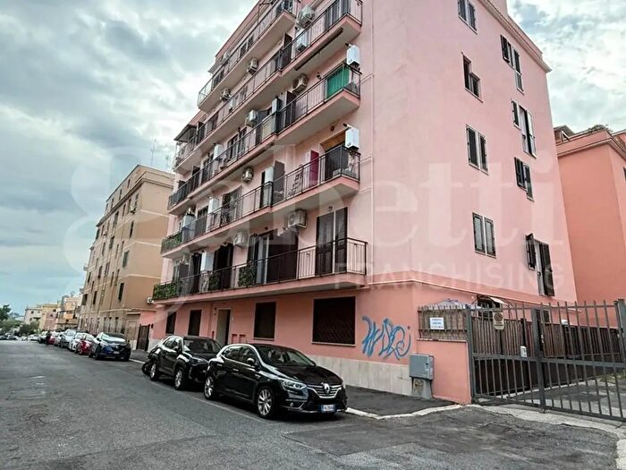 Appartamento trilocale in vendita in Via degli Olivi, Roma