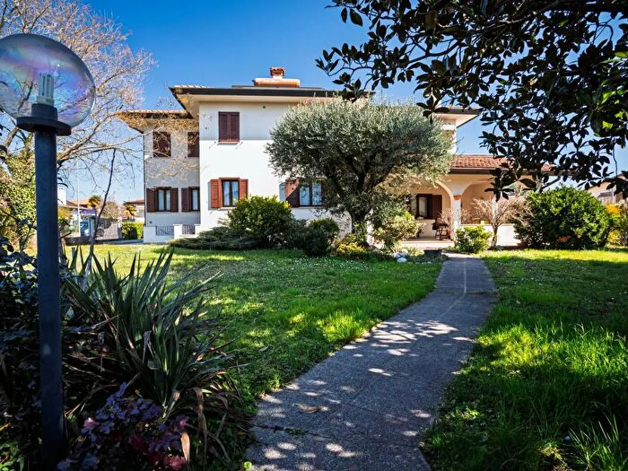 Casa con 10 locali in vendita in Cordenons