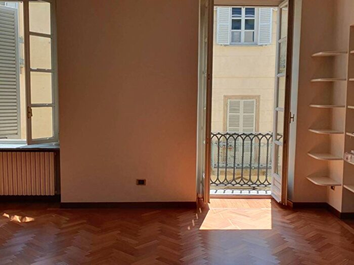 Appartamento quadrilocale in affitto in Via Giuseppe Barbaroux, Quadrilatero Romano, Torino