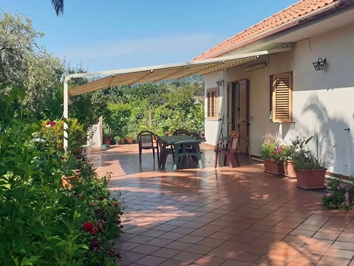 Casa quadrilocale in vendita in Piedimonte Etneo