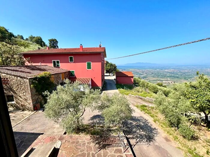 Casa con 6 locali in vendita in Larciano