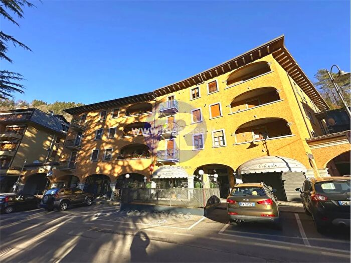 Appartamento quadrilocale in vendita in Via Ingegnere Sante Calvi Piazza Brembana Bg, Piazza Brembana