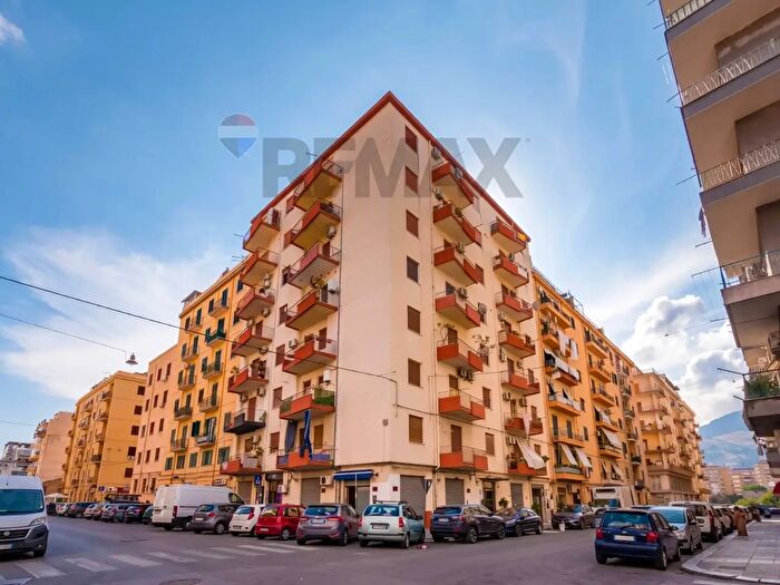 Appartamento trilocale in vendita in Via Paolo Emiliani Giudici, Palermo