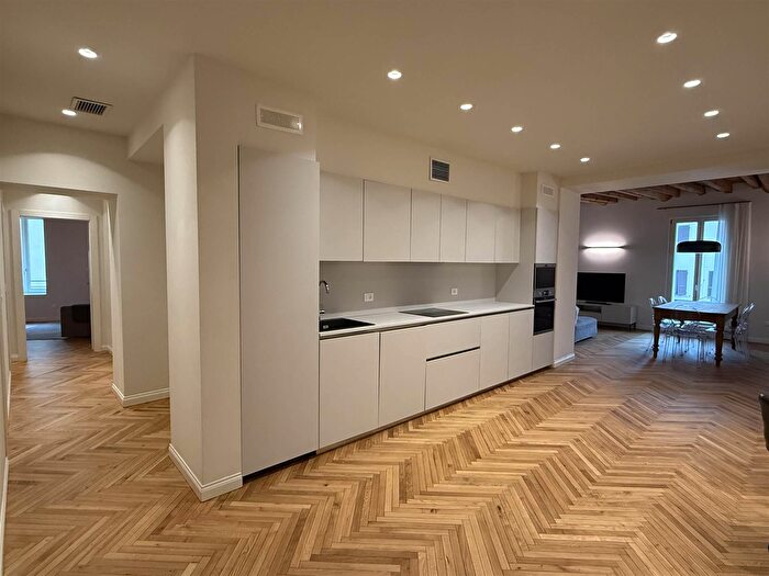 Appartamento quadrilocale in vendita in Piazza Malvezzi, Desenzano Del Garda