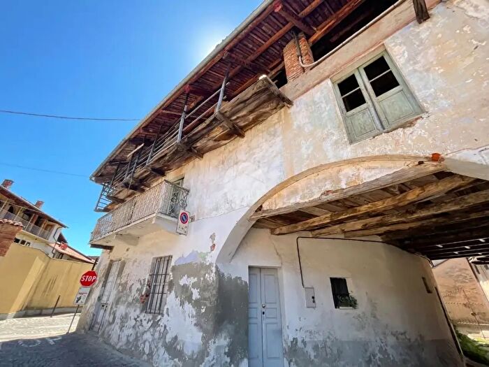 Casa con 7 locali in vendita in Piazza Caduti per La Libertà, Balangero